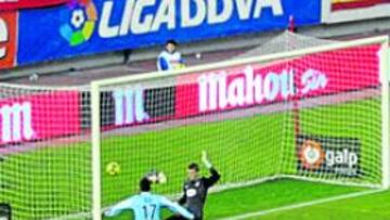 <b>MAZAZO. </b>Duda empuja a la red el balón, marcando el 0-1 en el minuto 3 del Atlético-Málaga.