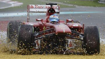 Fernando Alonso tiene que abandonar la carrera por un accidente.