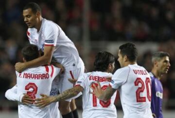 Los jugadores del Sevilla celebran el primer gol marcado ante el Espanyol pos su compañero, el portugués, Diogo José Rosário Gomes, durante el partido de la vigésimo primera jornada de Liga de Primera División.
