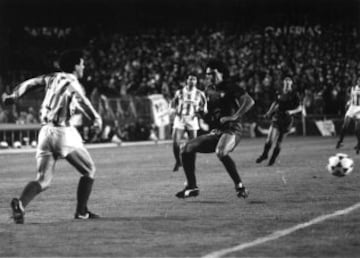 Copa del Rey 1987-1988. (30/03/88). Estadio Santiago Bernabéu. Barcelona-Real Sociedad. Los culés ganaron 1-0 con un tanto de Alesanco. Luis Aragonés fue el técnico y el en equipo de la Real Sociedad se encontraban los futuros blaugranas Jose Mari Bakero y Beguiristain. 'Lobo' Carrasco.