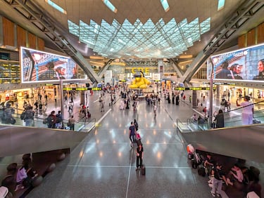 Inaugurado en 2014, el aeropuerto de Doha fue proyectado por el estudio de arquitectura HOK. Con elegantes formas y líneas, destaca por una escultura gigante de un oso de peluche en medio de su vestíbulo principal. Además, dispone de un gimnasio con spa de pago en la zona de salidas, con piscina o pista de squash para hacer la escala más amena.