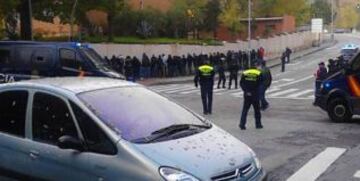 Radicales siendo cacheados por la policía en el Paseo de la Ermita del Santo en Madrid.