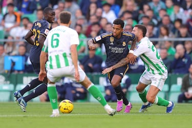 El jugador del Real Betis, Aitor Ruibal, trata de parar al jugador del Real Madrid, Rodrygo. 
