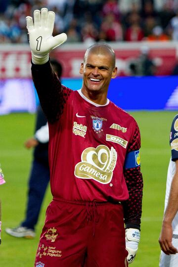 El 'Pirata' llegó a México para jugar con Pachuca. Con los Tuzos, ganó cuatro Concachampions, una Copa Sudamericana y cuatro títulos de liga. Con su Colombia, el guardameta atajó 55 partidos y fue parte del equipo que logró la Copa América en 2001. 