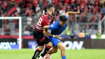 Atlas' Argentine defender #28 Manuel Capasso (L) and Guadalajara's forward #20 Angel Sepulveda (R) fight for the ball during the Liga MX Clausura football match between Atlas and Guadalajara at the Jalisco Stadium in Guadalajara, Mexico on March 7, 2026. (Photo by Ulises RUIZ / AFP)
