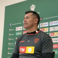 Almirón: "Espero cuatro, cinco o seis fichajes para ser más competitivos"