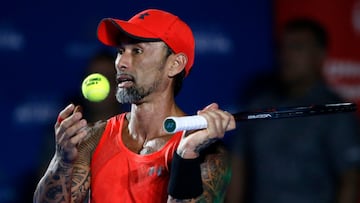 Tenis, Marcelo Rios vs Nicolas Lapentti
El retirado tenista chileno Marcelo Rios golpea la bola durante un partido de exibicion contra el ecuatoriano Nicolas Lapentti disputado en el Arena Monticello de Rancagua, Chile.
21/12/2018
Andres Pina/Photosport
Tennis, Marcelo Rios vs Nicolas Lapentti
Former chilean tennis player Marcelo Rios hits the ball during an exhibition match against ecuadorian Nicolas Lapentti held at the Arena Monticello in Rancagua, Chile.
21/12/2018
Andres Pina/Photosport