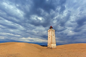 El faro de Rubjerg Knude, al norte de Dinamarca, en la isla de Vendsyssel-Thy, se ha convertido, gracias a su lucha contra las fuerzas de la naturaleza, en todo un smbolo y una de las atracciones que ms popularidad ha adquirido en los ltimos a?os en la regin del mar del Norte. El movimiento de arenas y la erosin costera son un problema grave en la zona. La costa se erosiona una media de 1,5 metros al a?o. El faro dej de funcionar en 1968. Durante varios a?os, los edificios se utilizaron como museo y cafetera, pero el continuo movimiento de arena hizo que se abandonaran en 2002. Se esperaba que la torre cayera al mar en 2023; sin embargo, las obras para reubicar el faro en 2019 70 metros tierra adentro. Se espera que el traslado asegure el futuro del faro al menos hasta aproximadamente 2060.