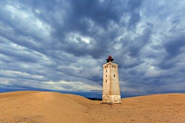 El faro de Rubjerg Knude, al norte de Dinamarca, en la isla de Vendsyssel-Thy, se ha convertido, gracias a su lucha contra las fuerzas de la naturaleza, en todo un símbolo y una de las atracciones que más popularidad ha adquirido en los últimos años en la región del mar del Norte. El movimiento de arenas y la erosión costera son un problema grave en la zona. La costa se erosiona una media de 1,5 metros al año. El faro dejó de funcionar en 1968. Durante varios años, los edificios se utilizaron como museo y cafetería, pero el continuo movimiento de arena hizo que se abandonaran en 2002. Se esperaba que la torre cayera al mar en 2023; sin embargo, las obras para reubicar el faro en 2019 70 metros tierra adentro. Se espera que el traslado asegure el futuro del faro al menos hasta aproximadamente 2060.