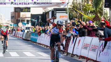 Stephens celebra su victoria en la meta de Puebla de Vícar.