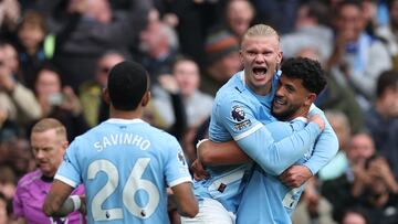 Erling Haaland celebra un gol con Matheus Nunes.