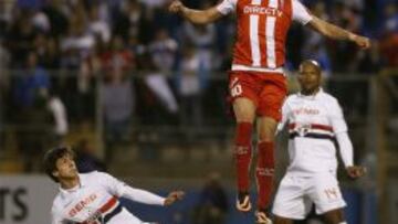 Rodrigo Caio pelea un balón durante la Copa Sudamericana