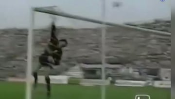 La brutal atajada de &#039;Superman&#039; Vargas ante la UC en la Liguilla Pre-Libertadores de 1992