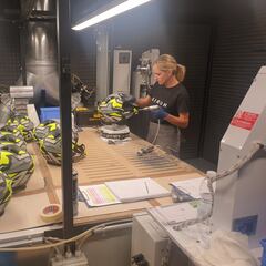 Así se fabrica un casco de carreras