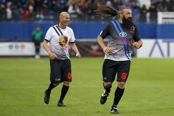 Zinedine Zidane con el jugador internacional de rugby Sebastien Chabal.