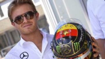 Rosberg muestra su nuevo casco con motivo de la victoria de Alemania en el Mundial de Brasil.