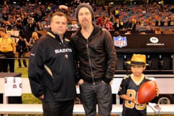 Brad Pitt y su hijo en el estadio de los Santos.