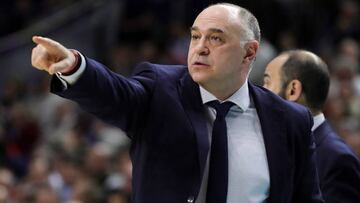 GRAF8210. MADRID, 12/12/2019.- El entrenador del Real Madrid, Pablo Laso, da instrucciones a sus jugadores en el partido ante el Olympiacos de Euroliga que se disputa este jueves en el Wizink Center. EFE/ Juanjo Martin