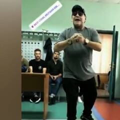 ¿Recuerdan algún presidente así? el look de Maradona en su primera charla a los jugadores