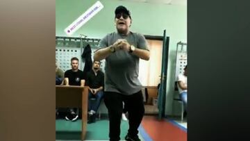 ¿Recuerdan algún presidente así? el look de Maradona en su primera charla a los jugadores