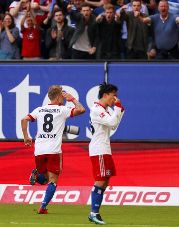 Lewis Holtby celebra su gol, el 2-1 para el Hamburgo.