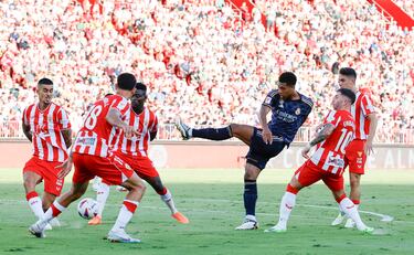 El Madrid remontó en Almería con dos goles de ariete del inglés Bellingham. Arribas marcó a sus ex a los 3'. Vinicius redondeó el triunfo de los de Ancelotti.