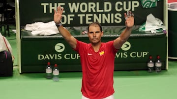 Rafael Nadal se despide del público tras perder contra Botic van de Zandschulp.