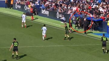 Borja Iglesias, expulsado por empujar a un fisio del Leganés