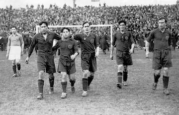 Equipación de la Selección Española desde 1931 hasta 1936. En la fotografía durante la temporada 1932/1933 en un partido contra Francia.