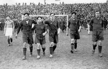 Equipaci車n de la Selecci車n Espa?ola desde 1931 hasta 1936. En la fotograf赤a durante la temporada 1932/1933 en un partido contra Francia.