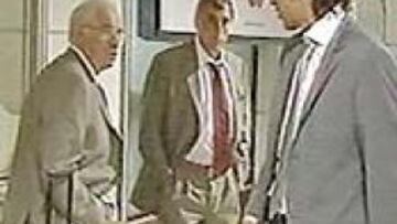 <b>COMO UN PADRE. </b>Luis bromeó con Raúl: Usted se va siempre a casa pero alguna vez le he visto yo.... visto...