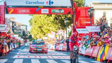 Chris Froome llega a meta en la crono de Logro&ntilde;o en la Vuelta a Espa&ntilde;a 2017.