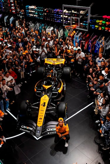 Lando Norris posa con el monoplaza serigrafiado para el GO de Las Vegas.