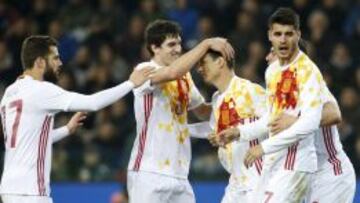 Aduriz, felicitado por los jugadores de la Selección tras su gol.