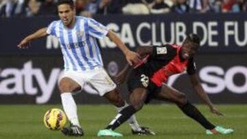 El centrocampista del Málaga CF José Recio lucha el balón con el ghanés Thomas Partey, de la UD Almería, durante el partido de la decimoséptima jornada de Liga en Primera División que se disputa esta noche en el estadio de La Rosaleda, en Málaga.