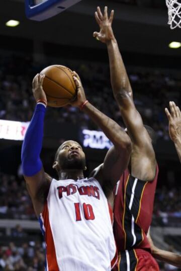 Greg Monroe (10) lanza ante Chris Bosh (1).Palace of Auburn Hills. Miami won 110-78. Mandatory Credit: Rick Osentoski-USA TODAY Sports