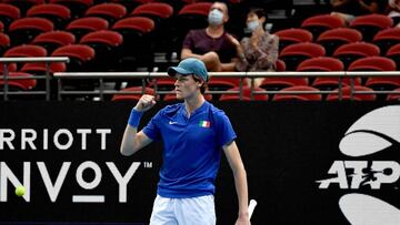 El tenista italiano Jannik Sinner celebra un punto ante el franc&eacute;s Arthur Rinderknech durante su partido en la eliminatoria del Grupo B de la ATP Cup entre Italia y Francia.