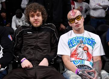 El rapero y compositor estadounidense Jack Harlow (L) asiste al sexto partido de playoffs de la semifinal de la Conferencia Oeste entre Los Angeles Lakers y Golden State Warriors.