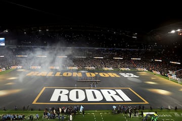 Emotivo homenaje del Manchester City a Rodri en el Etihad Stadium por su Balón de Oro.