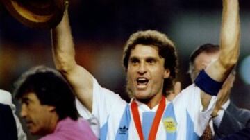 Férreo defensa de la Selección Argentina con la fue campeón del mundo y bicampeón de Copa América. Tenía mucha clase y gran dominio de balón, pero a la vez su juego brusco era su fuerte.