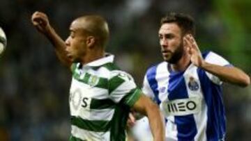 Miguel Layún sufrió el desgaste del partido contra el Sporting.