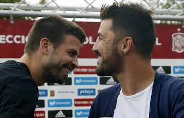 Gerard Piqué welcomes David Villa back.