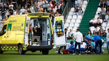 Evacuado Gudelj en ambulancia en el Córdoba-Racing de Ferrol