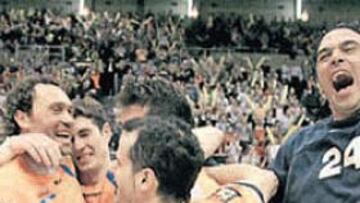 <b>CELEBRACIÓN. </b>La plantilla del CAI Aragón disfruta de la clasificación para la final de la EHF.