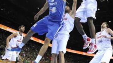 <b>HASTA AHÍ LLEGÓ BATUM. </b>El tercero de los cinco tapones de Ibaka en la final europea: a Nic Batum.