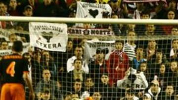 <b>AL POSTE. </b>El penalti lanzado por David López, y que hubiera valido el empate rojiblanco, se estrelló contra el palo.