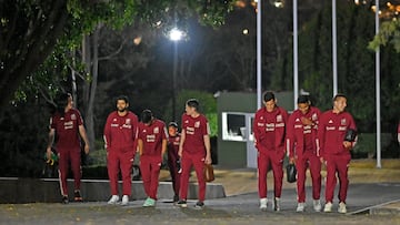 Jugadores de la Selección Mexicana se dirigen al entrenamiento en el CAR.