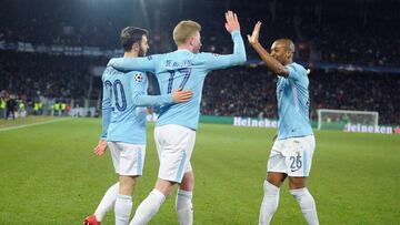 Manchester City's Portuguese midfielder Bernardo Silva (L) celebrates with Manchester City's Brazilian midfielder Fernandinho (R) and Manchester City's Belgian midfielder Kevin De Bruyne (C) after scoring a goal during the UEFA Champions Le