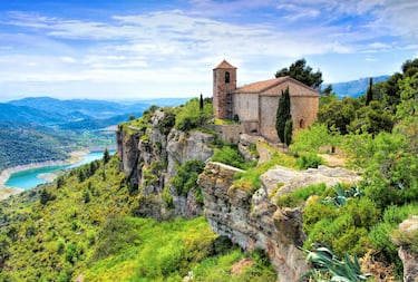 Esta acogedora localidad tarraconense de algo más de 30 habitantes se encuentra en el municipio de Cornudella, en la parte más baja de la sierra de la Gritella, en la comarca del Priorato. El pueblo medieval se encuentra sobre un peñón rocoso y un precioso acantilado. Es conocido por ser la última fortaleza musulmana en caer en Catalunya en la conquista cristiana del siglo XII. Pasear por sus calles estrechas entre casas de piedra transportan al visitante a otra época. Destacan la iglesia románica (siglo XII y XIII) de Santa María y los restos del Castillo de Siurana de origen árabe. El entorno natural ofrece rutas de senderismo y actividades de montaña. 