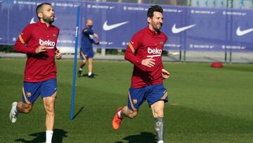 Leo Messi, en el entrenamiento de ayer del Barça, corre junto a Jordi Alba.